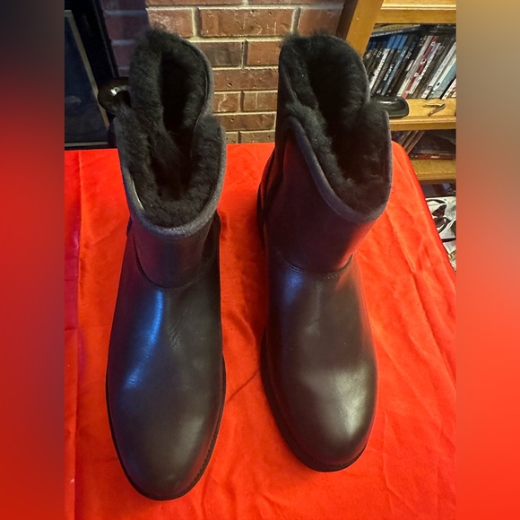 WOW POSHMARK - Authentic UGG Leather Boots - Picture 12 of 16